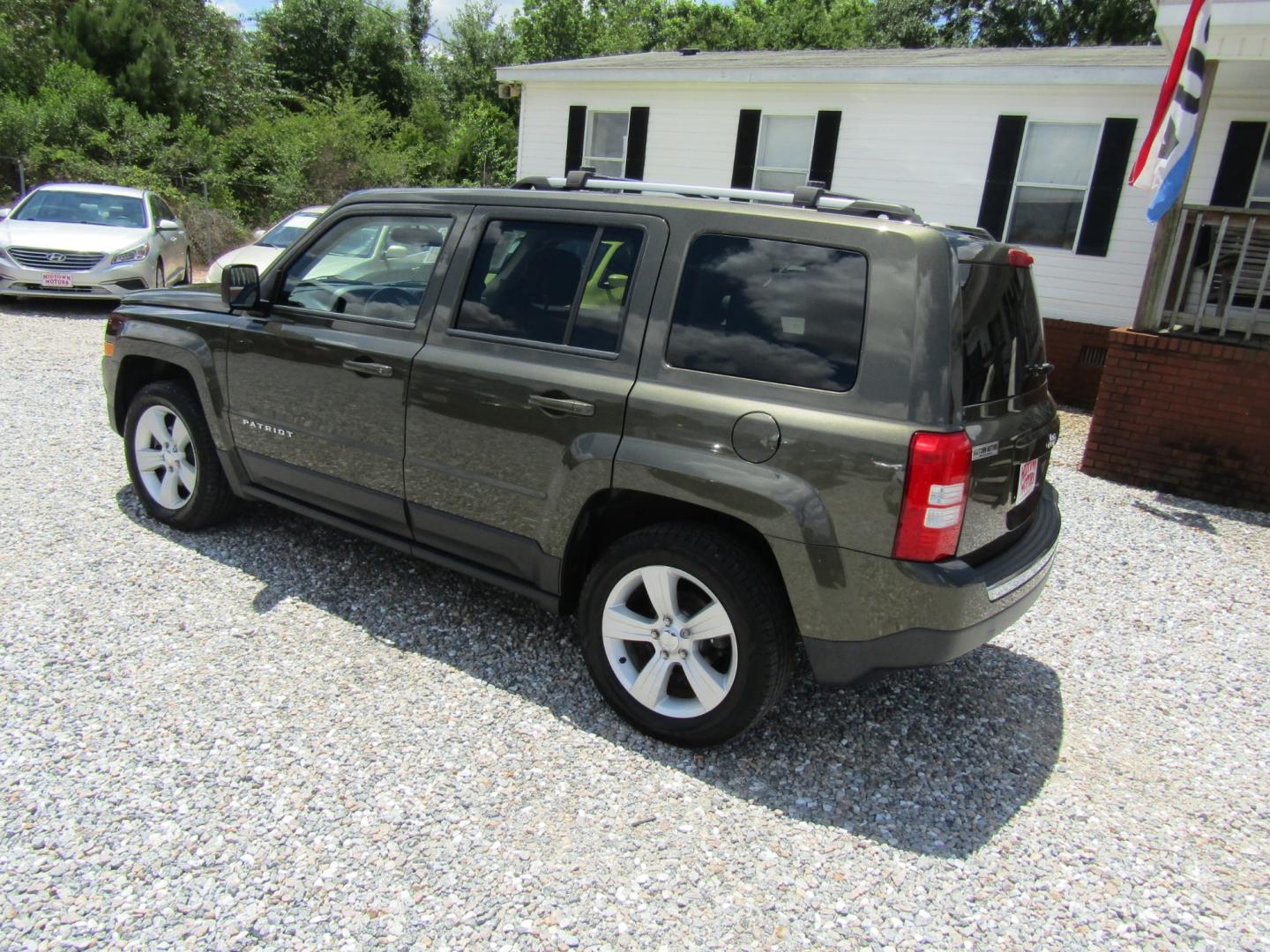 2015 Green /Tan Jeep Patriot (1C4NJPCB2FD) with an 4 CYL engine, Automatic transmission, located at 15016 S Hwy 231, Midland City, AL, 36350, (334) 983-3001, 31.306210, -85.495277 - Photo#5